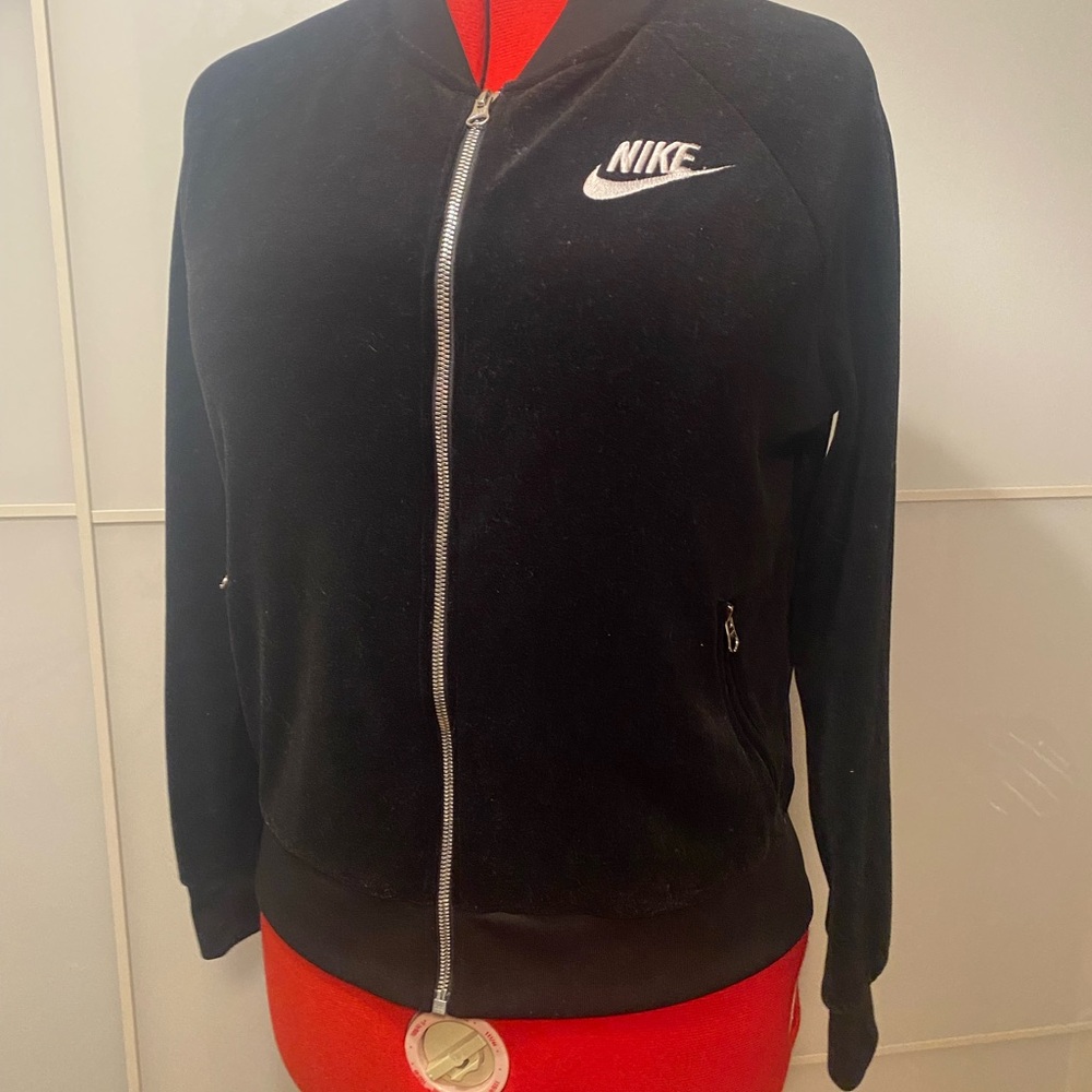 Nike velour black jacket 
NIKE SPORTSWEAR VESTE VELOUR NOIR taille PETITE S